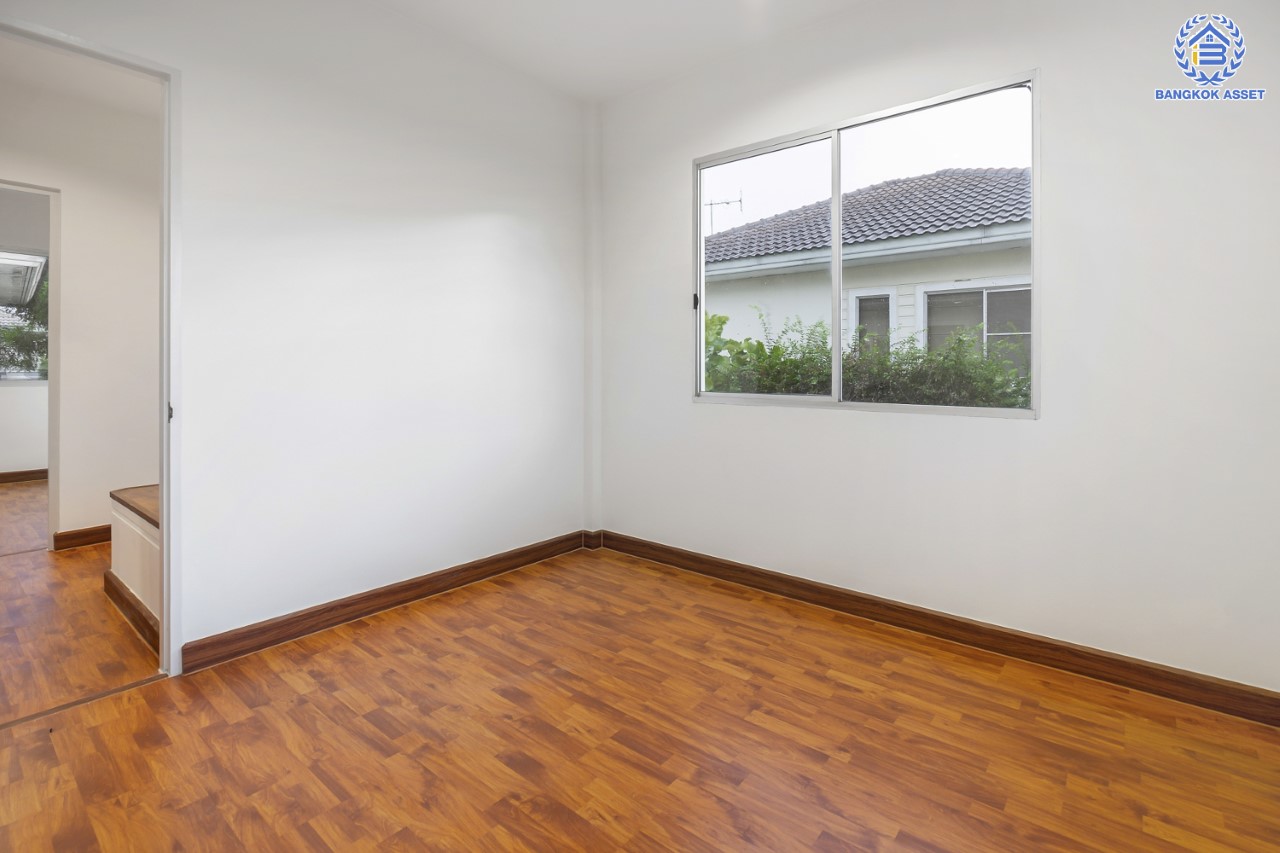 บ้านมือสองตกแต่งใหม่ แบรนด์ L&H ม.พฤกษ์ลดา ติวานนท์-ราชพฤกษ์ เนื้อที่ 51.9 ตร.ว. ฟังก์ชัน 3 ห้องนอน 2 ห้องน้ำ จอดรถได้ 2 คัน บนทำเลติดถนน 345 เชื่อมต่อหลายเส้นทาง ใกล้ทางด่วน "ศรีสมาน"